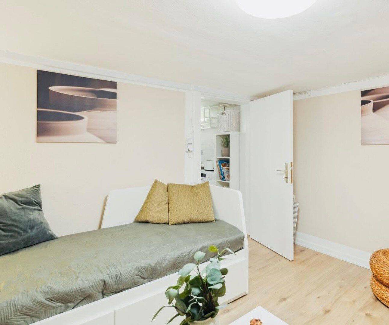 1 Bedroom Souterrain in Lurup (Hamburg West) Garden Furnished – ALL INCL. – 1-Zimmer Oase + Garten, 22549 Hamburg (Altona Bahrenfeld Lurup Osdorf)