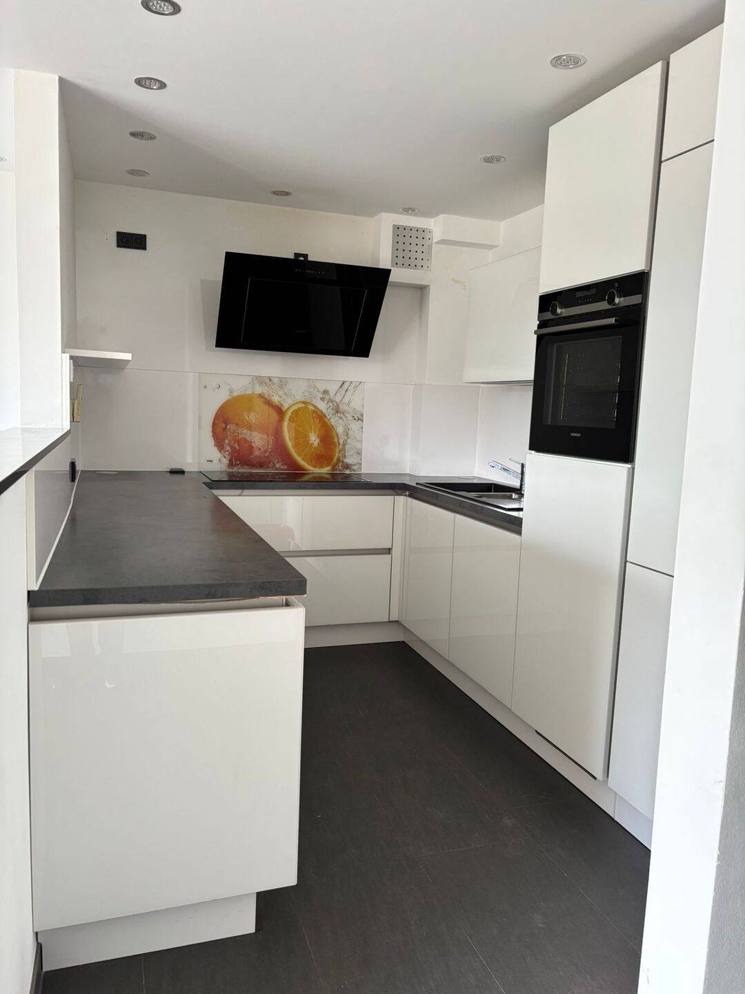 Helle 2-Zimmer-Wohnung mit Einbauküche, Klimaanlage und Sonnenbalkon, 50226 Frechen