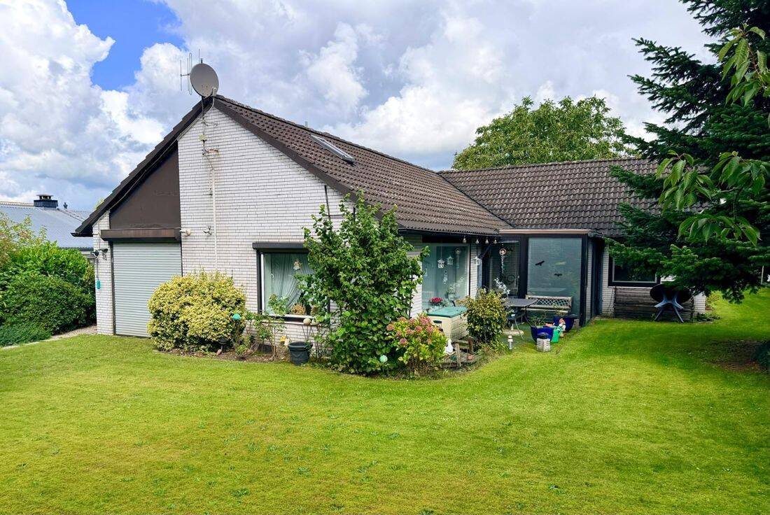 Wohnen auf einer Ebene, charmanter Winkelbungalow mit Wintergarten!, 25712 Burg (Dithmarschen)
