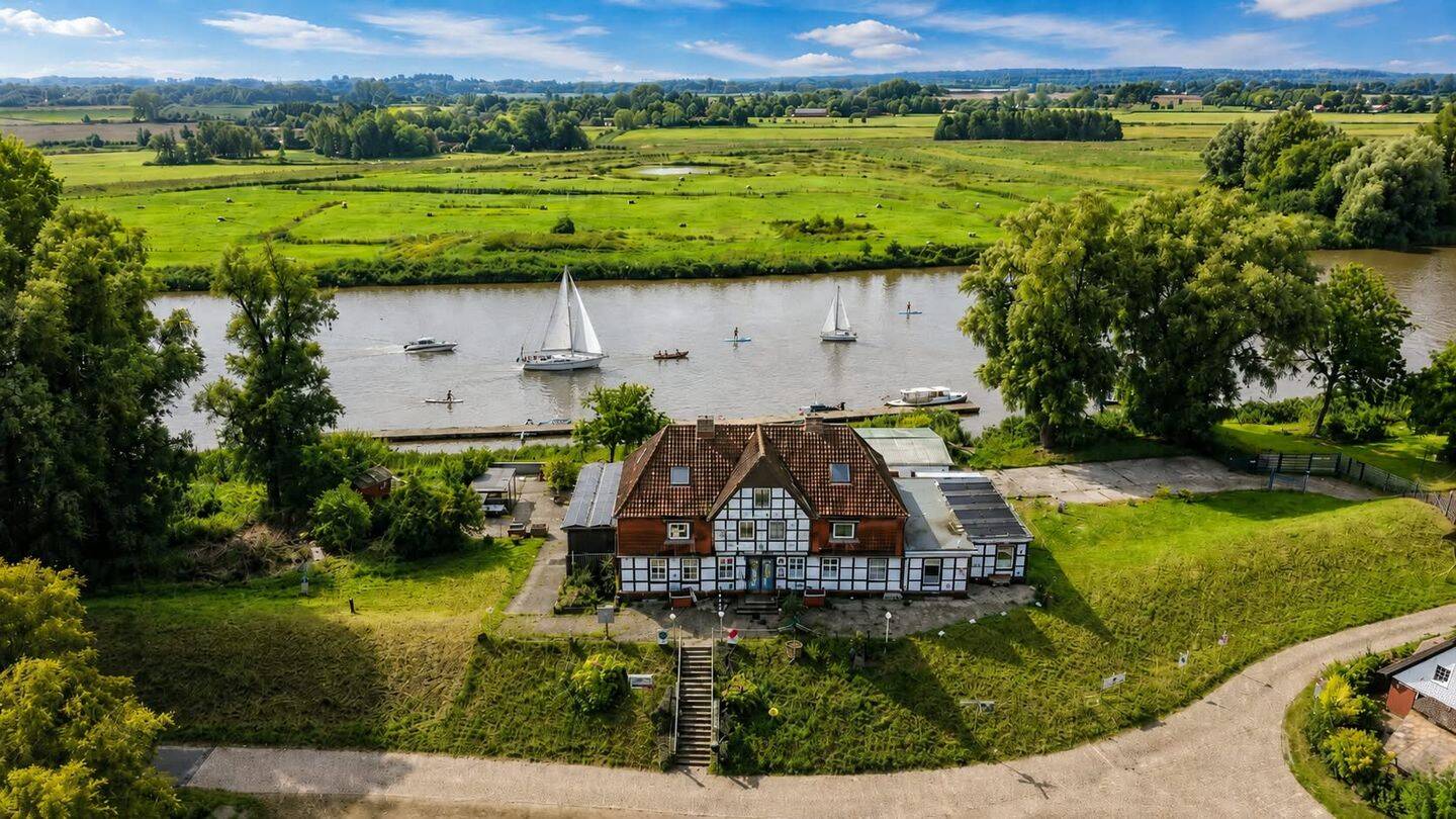 Einzigartige Wasserlage: 435 m² Wohnfläche, 70 m Bootsanleger, PV & großes Grundstück an der Oste, 21756 Osten