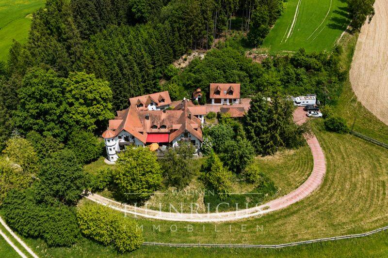 Außergewöhnliches Anwesen in Alleinlage mit Wohnturm, Kapelle und 6.500 m² Grundstück, 84101 Obersüßbach