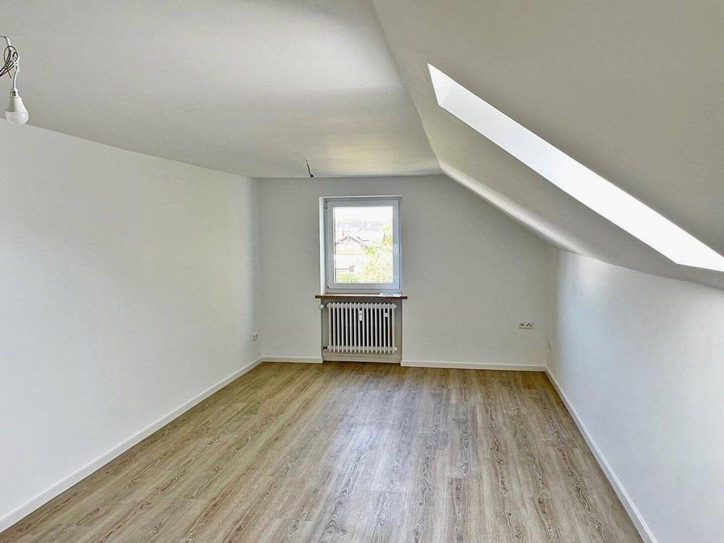 Helle 3-Zimmer-Dachgeschosswohnung in München-Allach mit Stellplatz und eigenem Gartenanteil, 80999 München (Allach-Untermenzing)