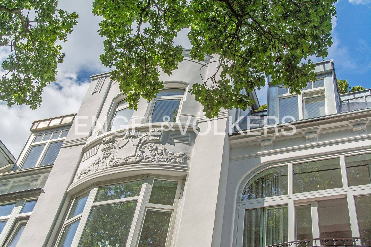 Das Beste aus Altbau-Charme und Rooftop-Flair!, 22085 Hamburg (Hamburg-Nord Barmbek-Süd Uhlenhorst)