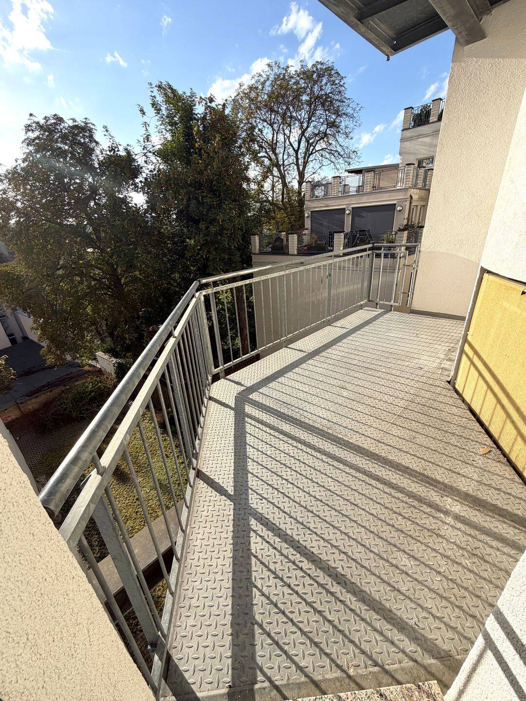 3-Zimmer-Wohnung mit Westbalkon – Böden und Türen neu, 7546 Gera
