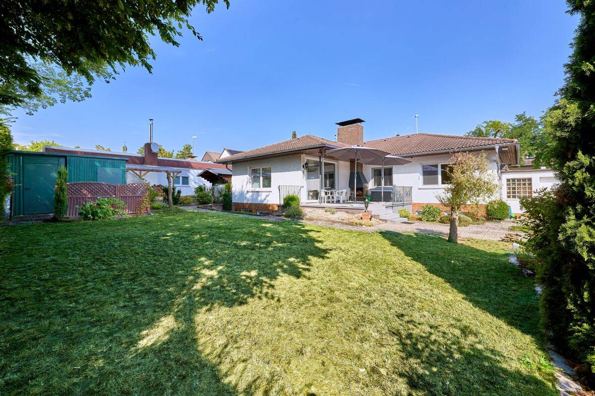 BARRIEREFREIER BUNGALOW MIT TRAUMGARTEN! Stetig modernisiert in begehrter Lage, 65205 Wiesbaden