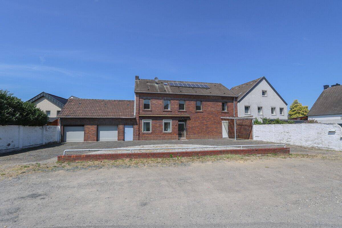 Vielseitiges Wohnhaus mit Entwicklungspotenzial und grünem Garten, 41748 Viersen