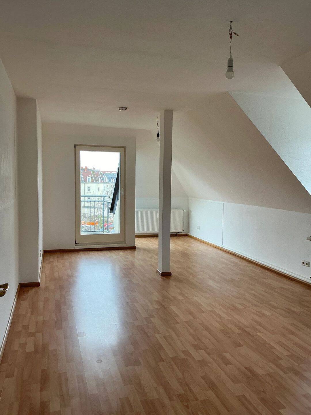 Schöne 2-Raum-Wohnung in ruhiger Lage mit Balkon und Stellplatz, 1277 Dresden