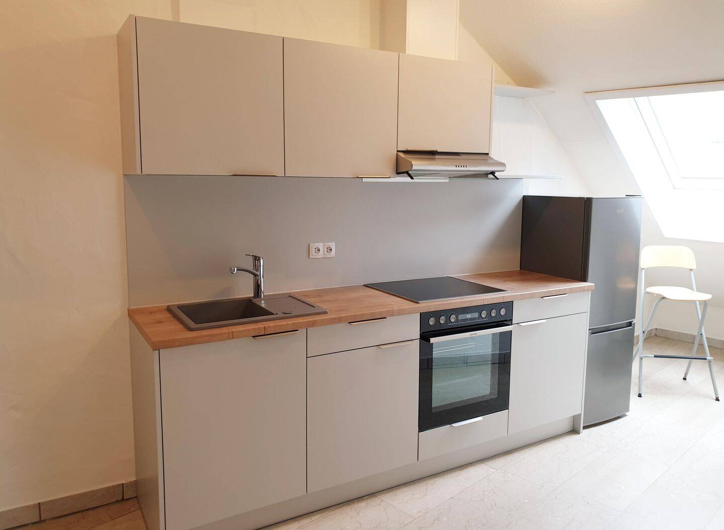 Pfiffig * Bezugsfrei * Modernisiert – Hübsche 2 Zi.-Wohnung im DG !, 88212 Ravensburg