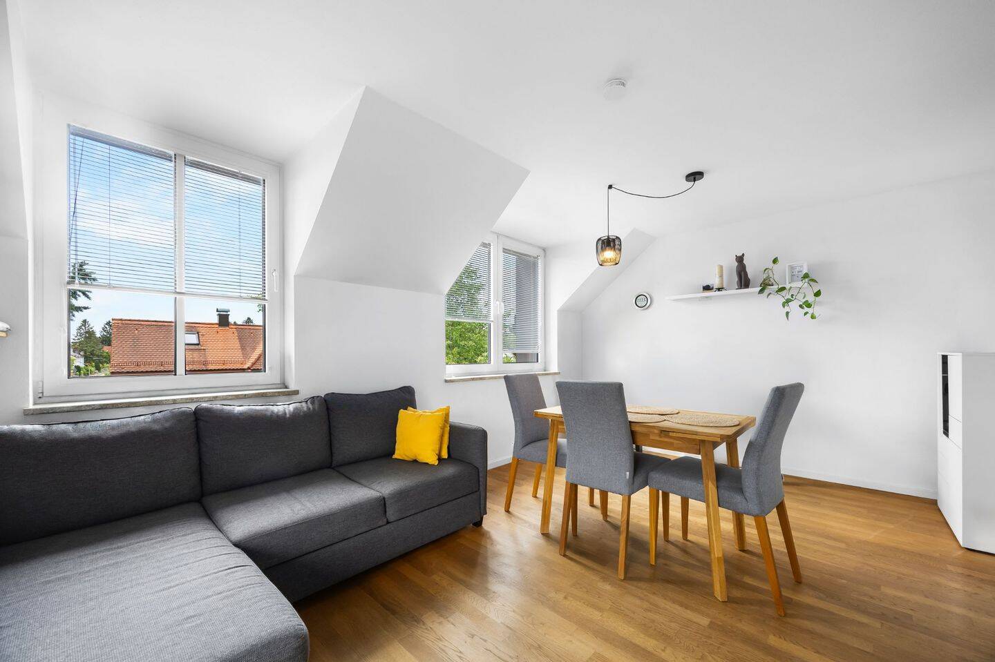 ROGERS: Helle Wohnung im Dachgeschoss mit Südausrichtung und in ruhiger Lage in Forstenried, 81476 München (Thalk. Obersendl.-Forsten-Fürstenr.-Solln)