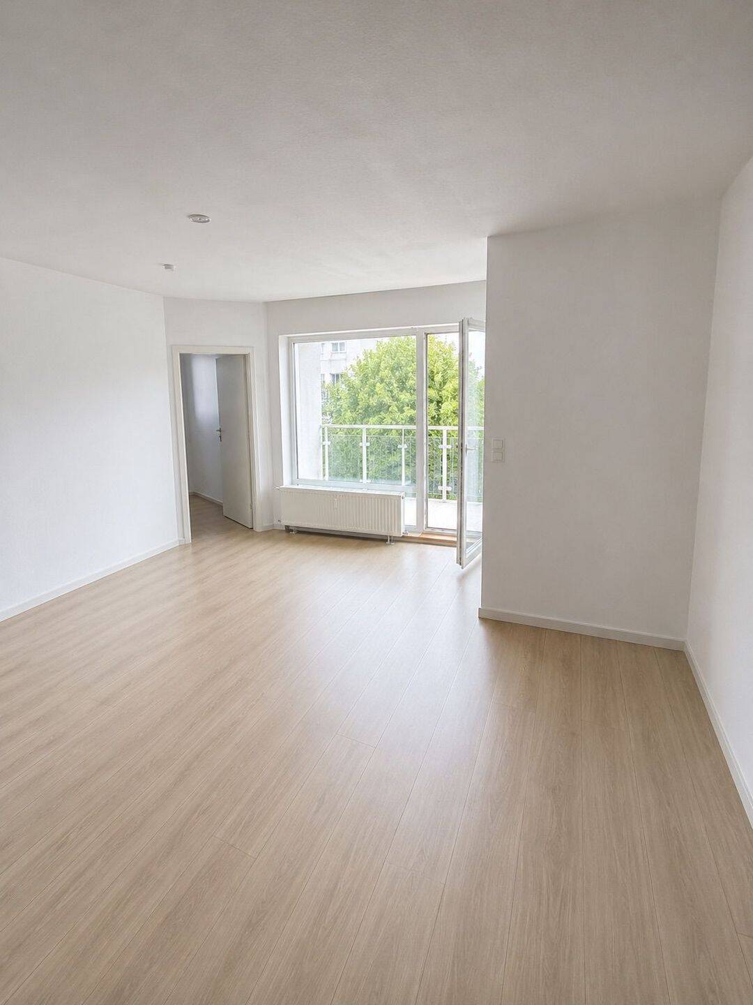 Renovierte 2-Zimmer-Wohnung mit Balkon in Düsseldorf/Bilk, 40225 Düsseldorf (Bilk Flehe Oberbilk Wersten)