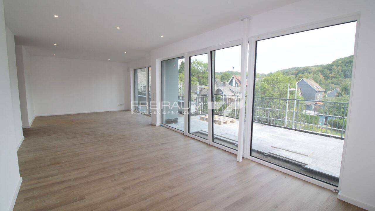 +++ Attraktive Dreizimmer-Wohnung mit Süd-Balkon, Aufzug und überdachtem Stellplatz, 57258 Freudenberg