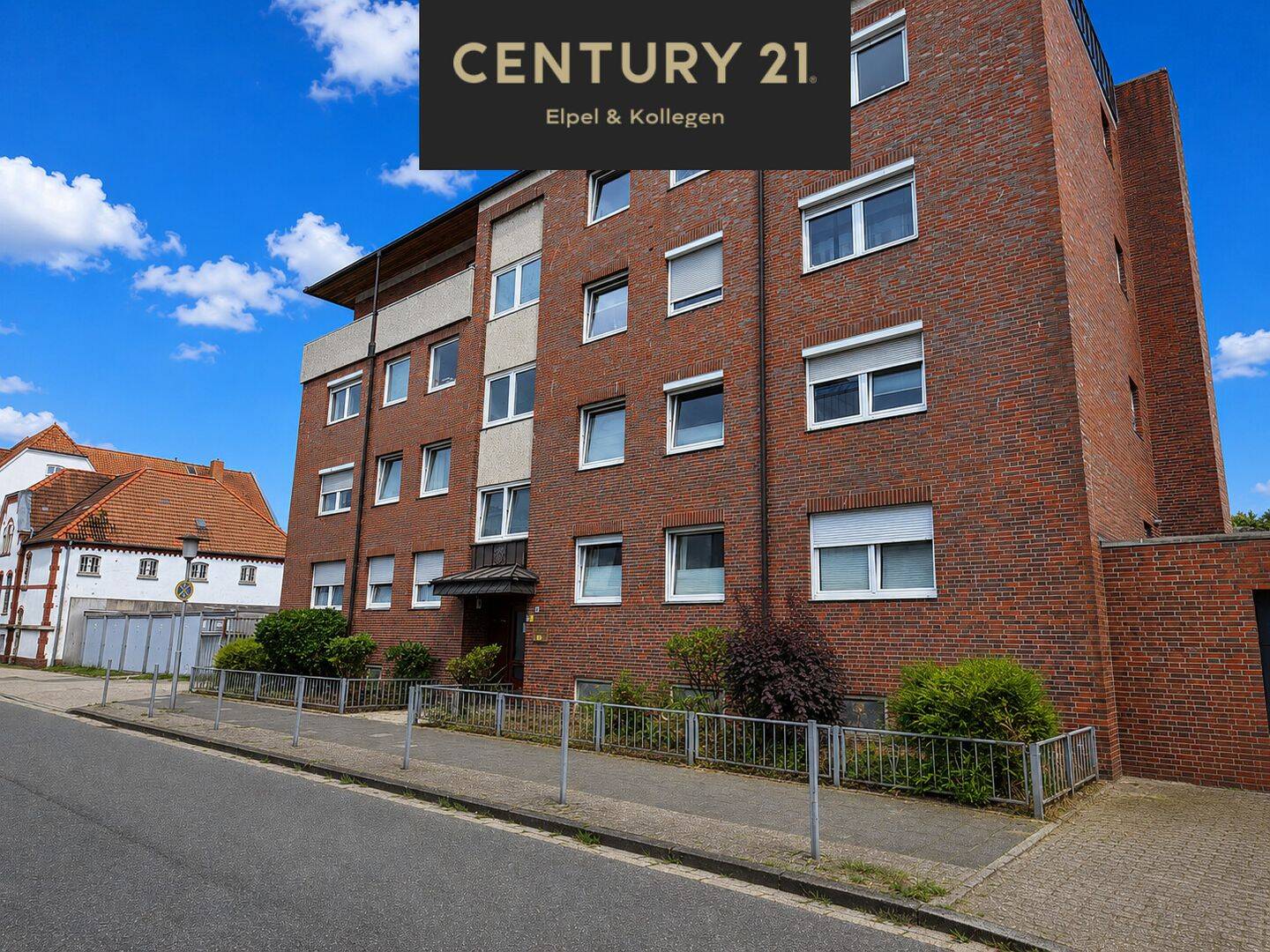 Charmante Dachgeschosswohnung mit Rundum-Balkon, 26382 Wilhelmshaven (Bant Heppens Innenhafen Innenstadt Siebethsburg)