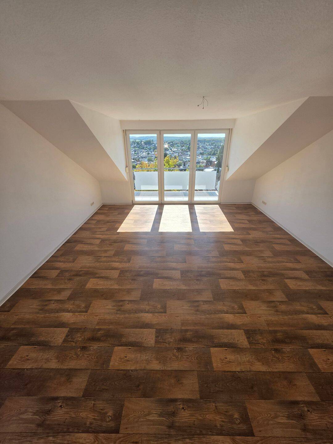 3-Zimmer-Dachgeschosswohnung mit Balkon & traumhaftem Fernblick, 56203 Höhr-Grenzhausen
