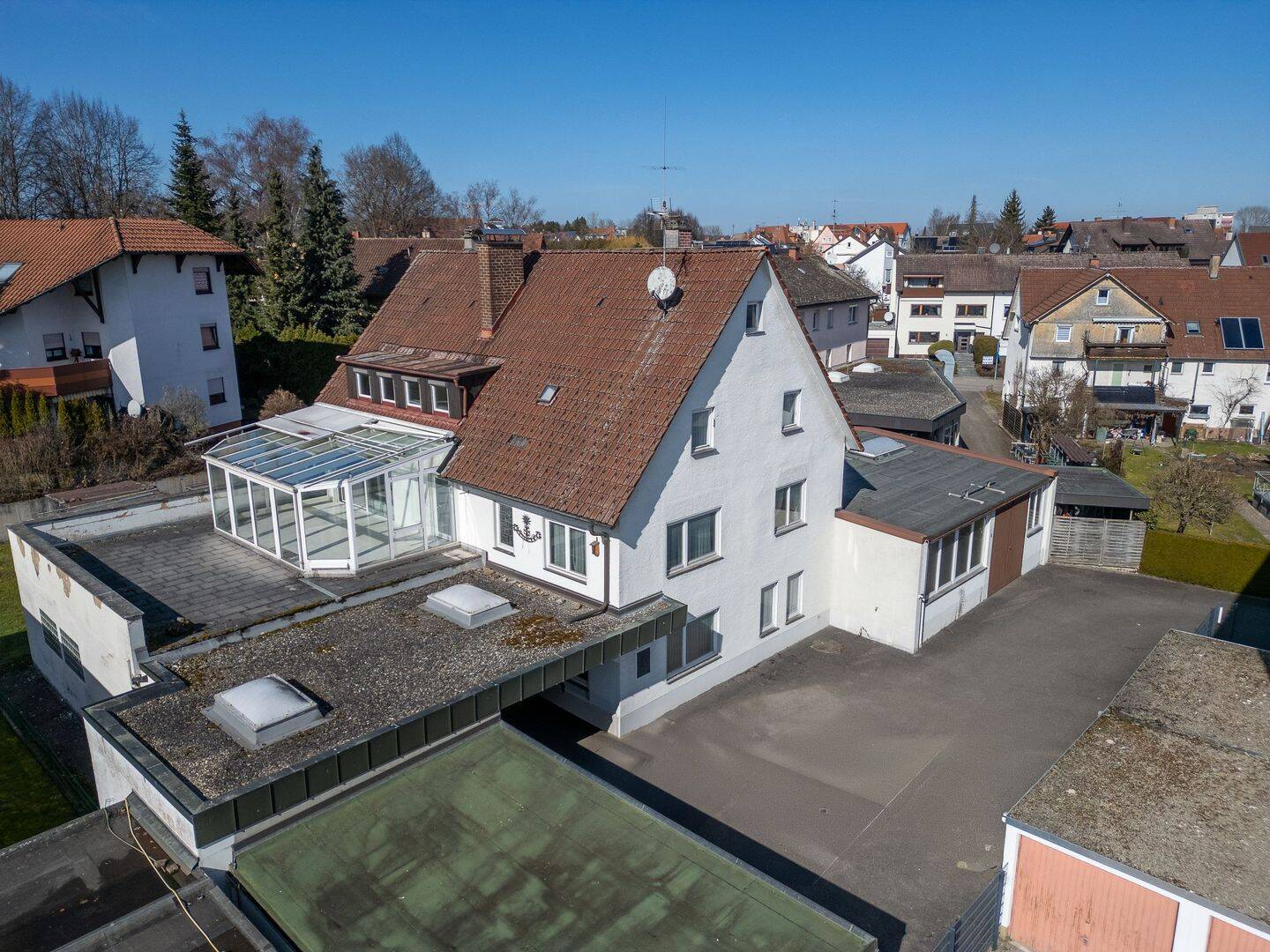 Wohn- und Geschäftshaus mit Hallenflächen und Garagen, 78073 Bad Dürrheim
