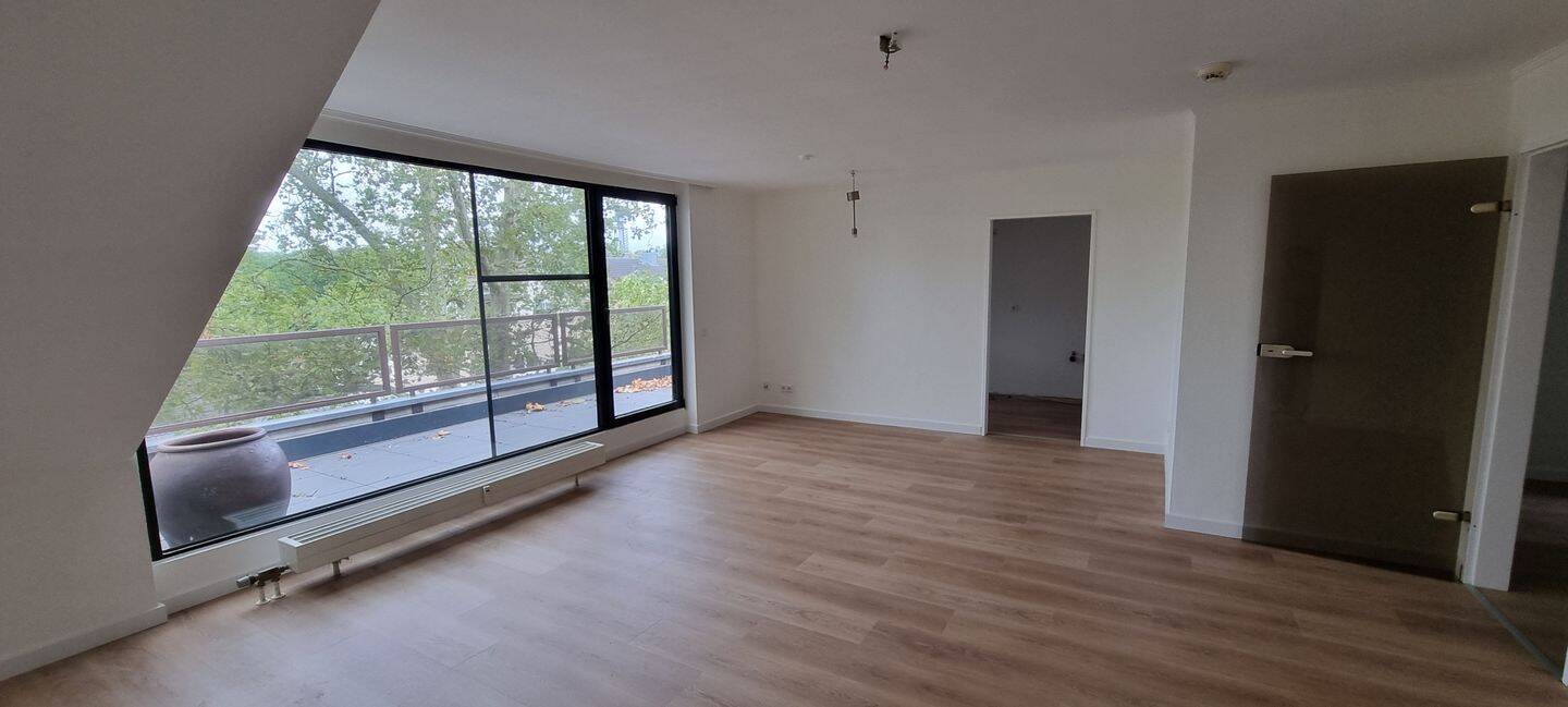 D-Unterrath: Lichthelle sonnige DG-Wohnung mit großer Terrasse in ruhiger Lage., 40468 Düsseldorf (Derendorf Golzheim Lichtenbroich Stockum Unterrath)