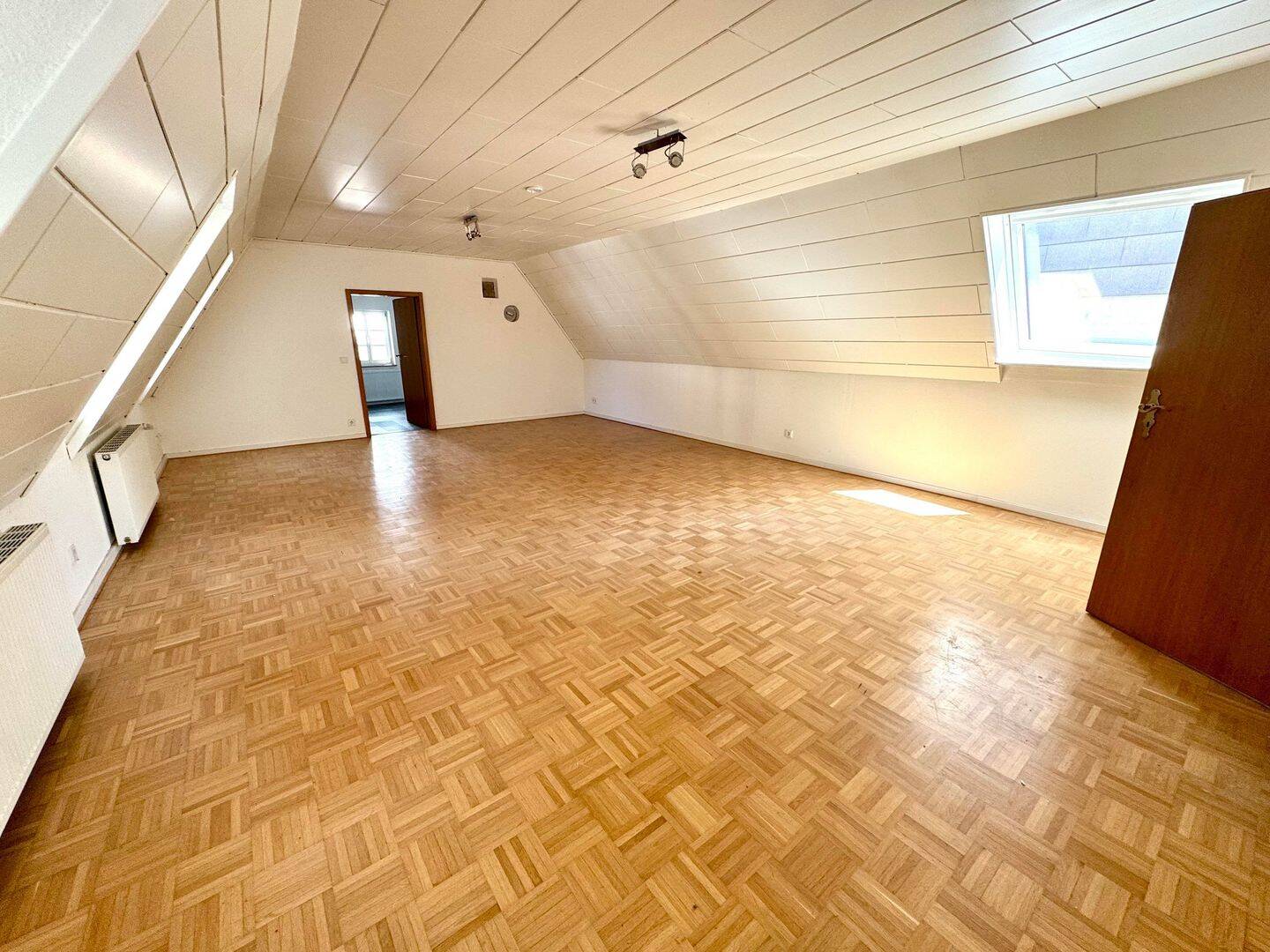 KL-Altstadt – Renovierte 2-Zimmer-Dachgeschosswohnung mit EBK in zentral gelegenem Altbau, 67657 Kaiserslautern (Innenstadt)
