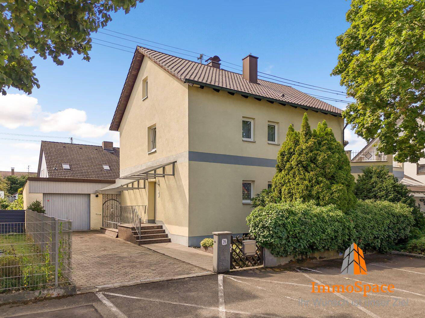 **Wohnen mit DHH-Charakter & eigenem Eingang, Garage, Garten & Ausbaupotenzial!**, 89269 Vöhringen