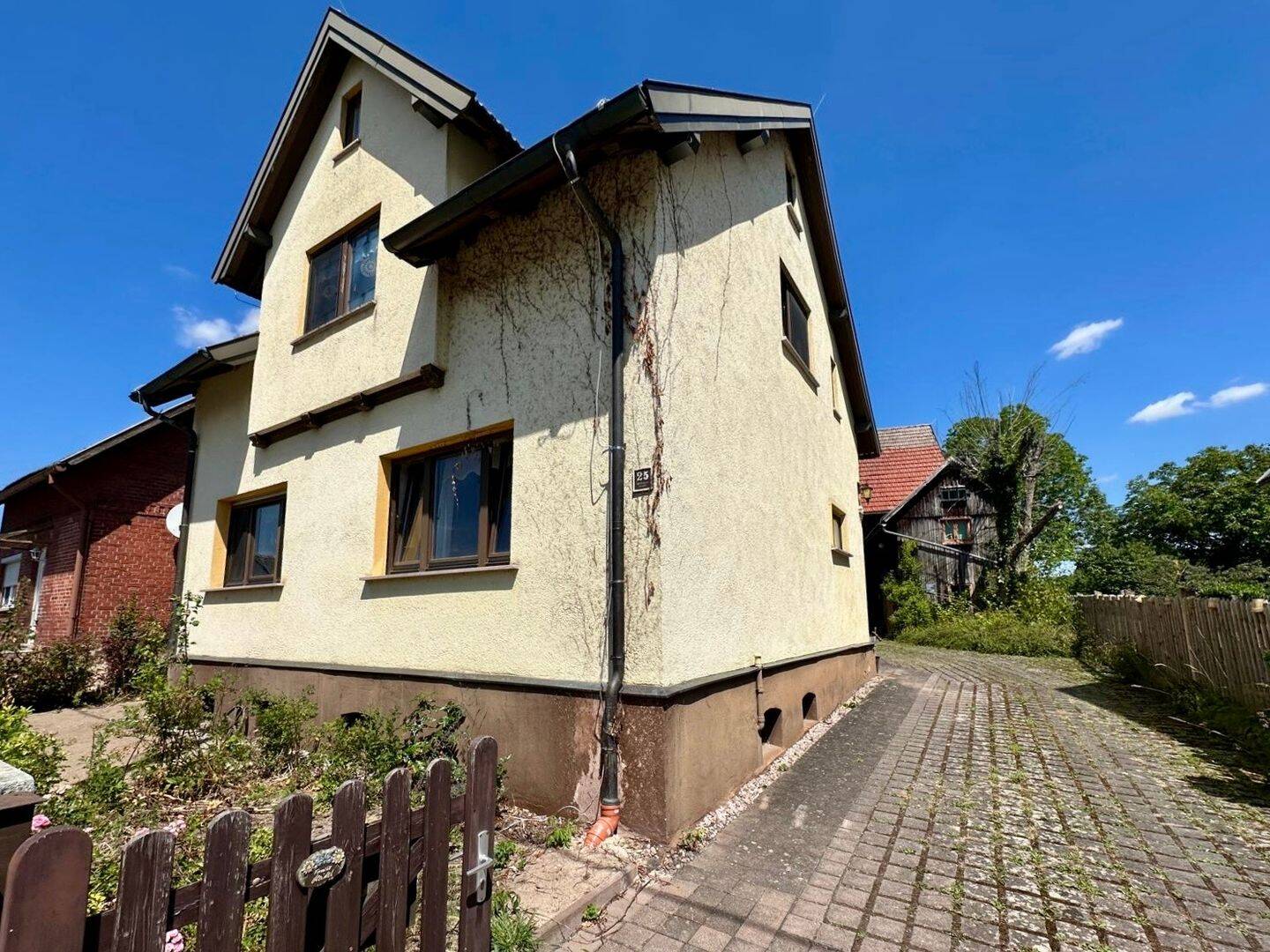 Charme & Potenzial: Einfamilienhaus mit großer Scheune und idyllischem Garten in Föritztal, 96524 Föritztal (Neuhaus-Schierschnitz)