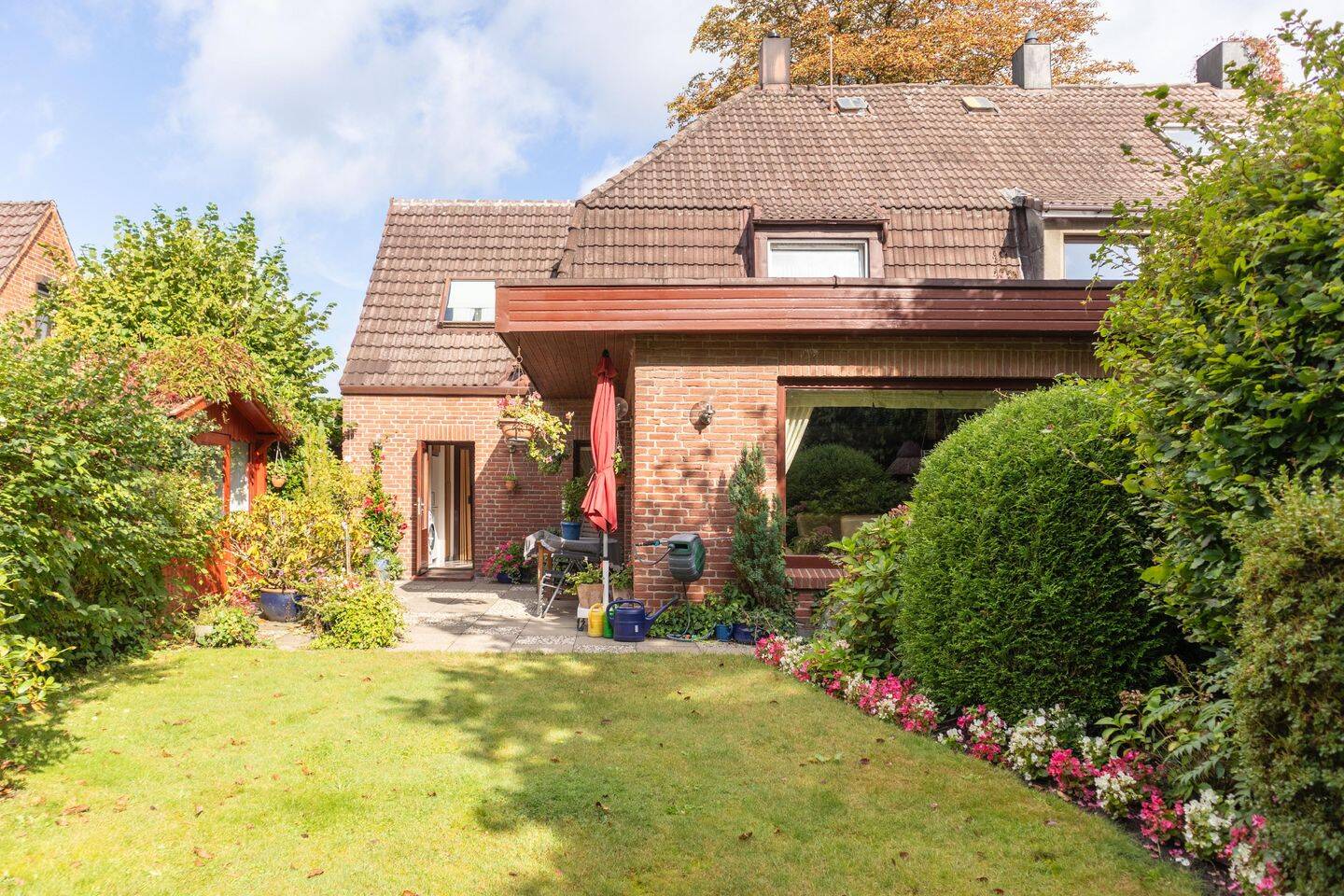 Doppelhaushälfte mit großem Grundstück in zentraler Lage von Neumünster, 24534 Neumünster (Innenstadt)