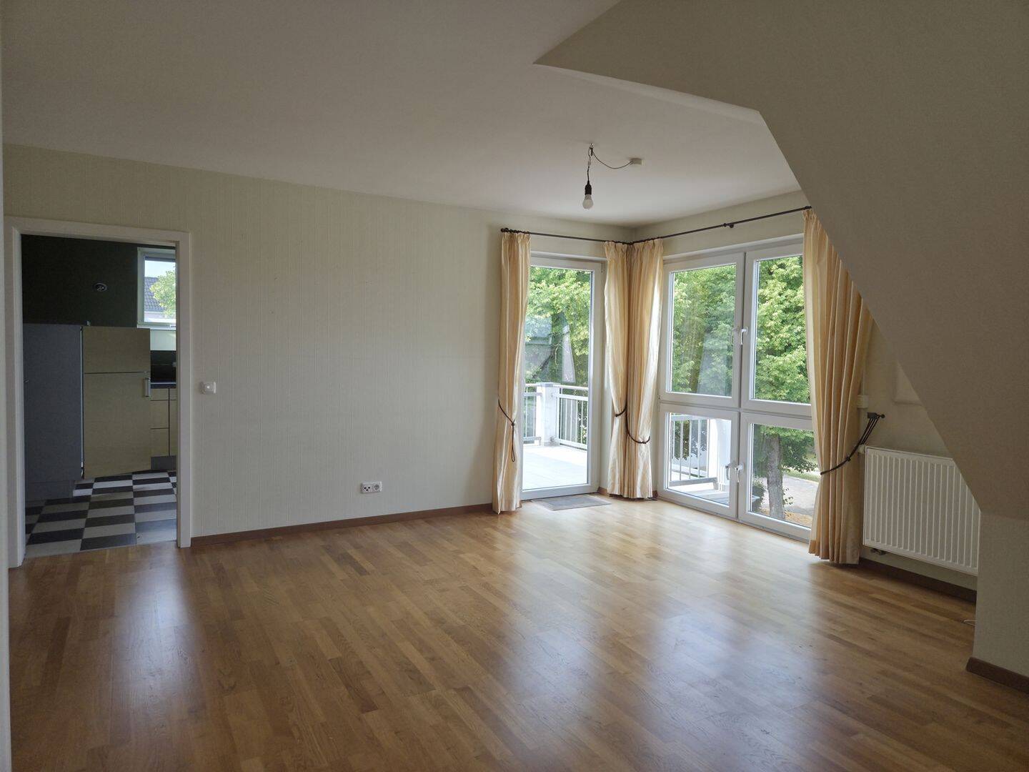 Großzügige, lichtdurchflutete Dachgeschosswohnung mit 3 Schlafzimmern, Balkon und Garage, 54634 Bitburg
