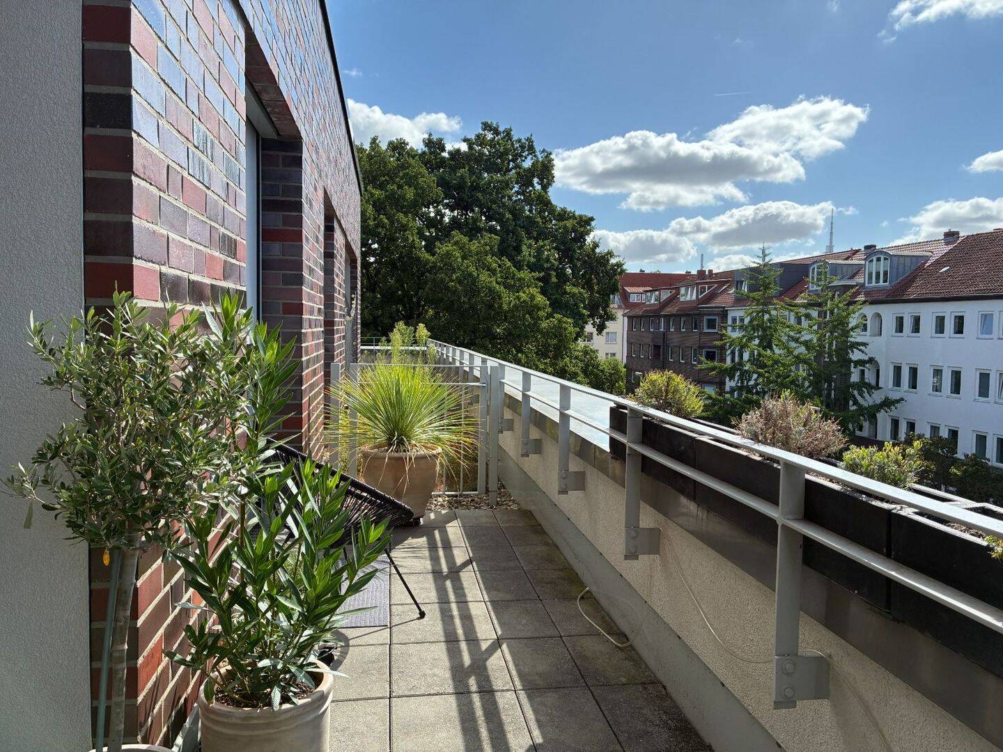 Dachterrasse und Einbauküche: 2-Zimmerwohnung in der List, 30177 Hannover