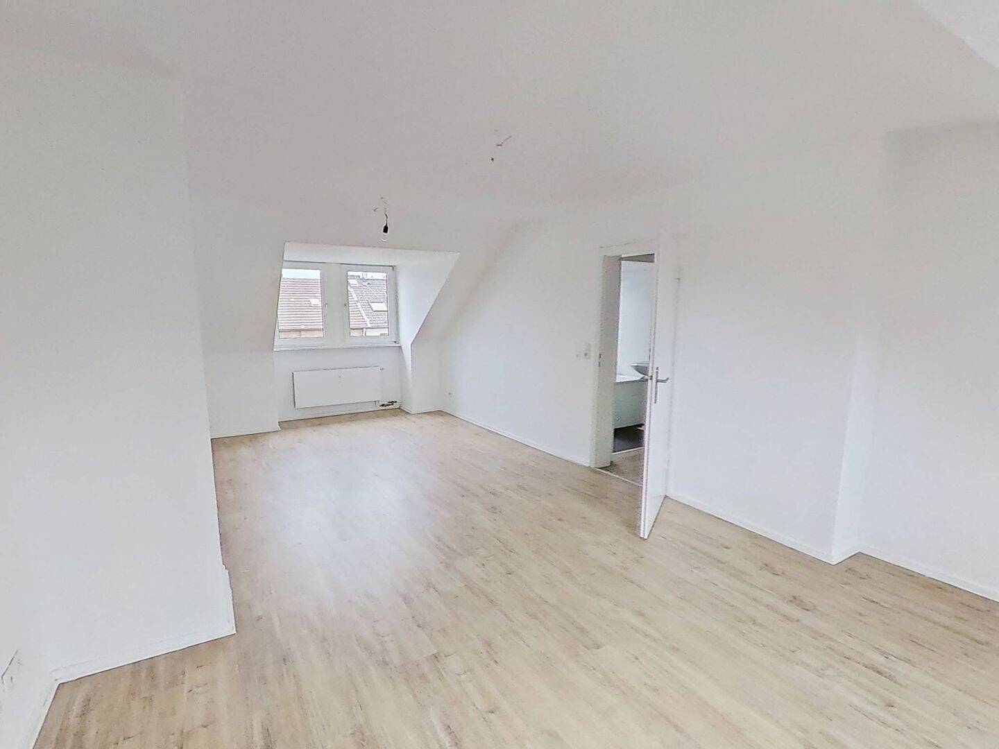 Helle 2-Zimmer-Dachgeschosswohnung mit modernem Tageslichtbad in fußläufiger Nähe zur Innenstadt, 47059 Duisburg (Kaßlerfeld Neuenkamp)