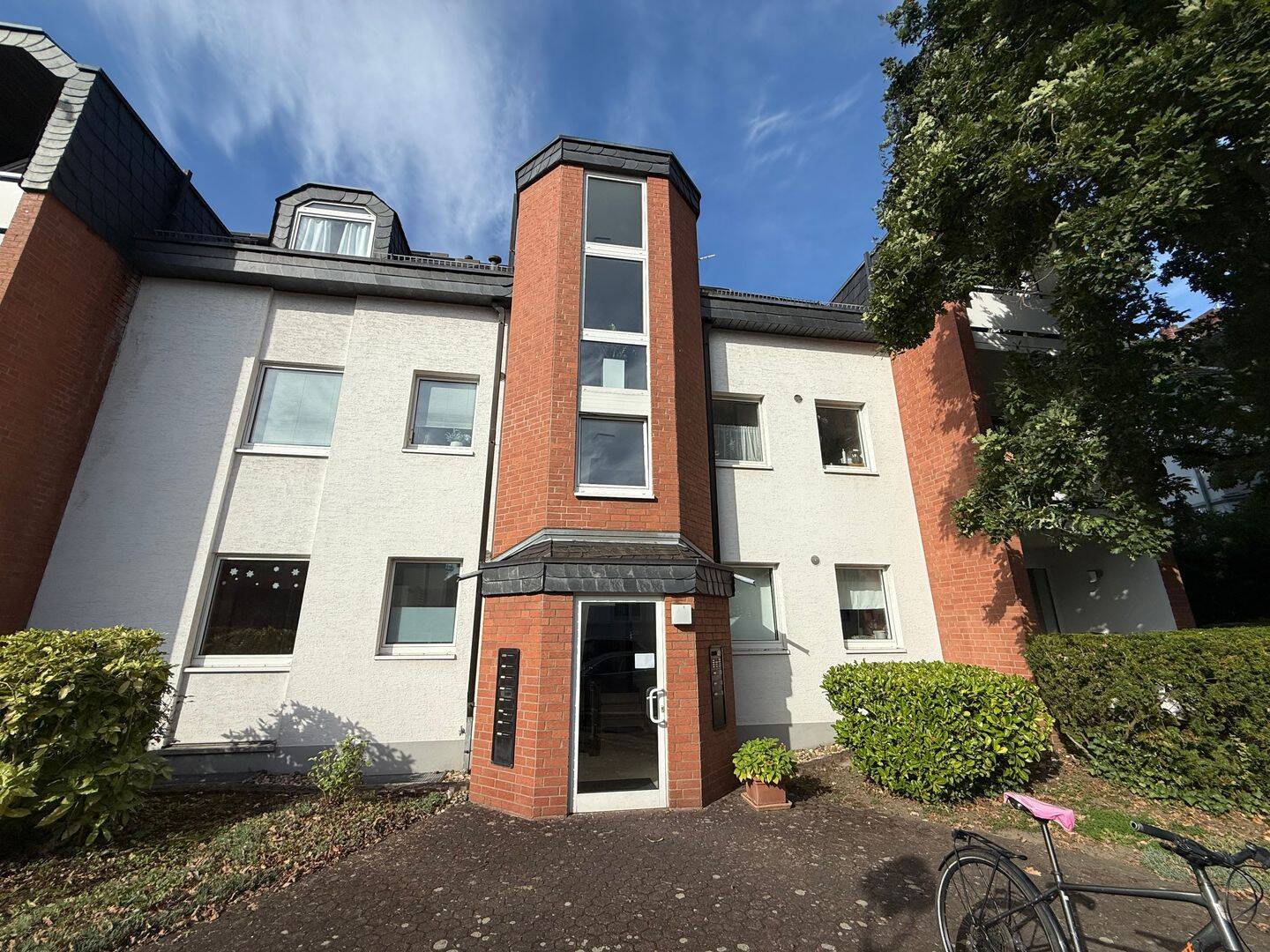 BONN / SÜDSTADT: Gut geschnittene 2-Zimmer-Wohnung mit moderner Einbauküche und Terrasse, 53113 Bonn (Gronau Kessenich Poppelsdorf Zentrum)