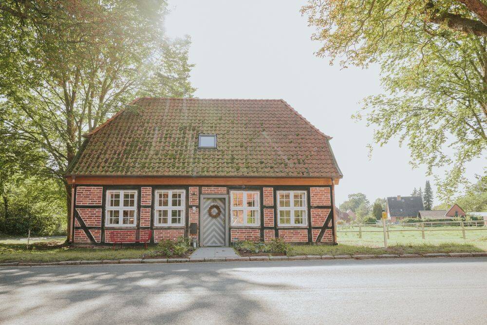 Seedorf – Ein Einfamilienhaus mit Charakter: wer hier vorbeifährt, schaut zweimal hin., 23883 Seedorf