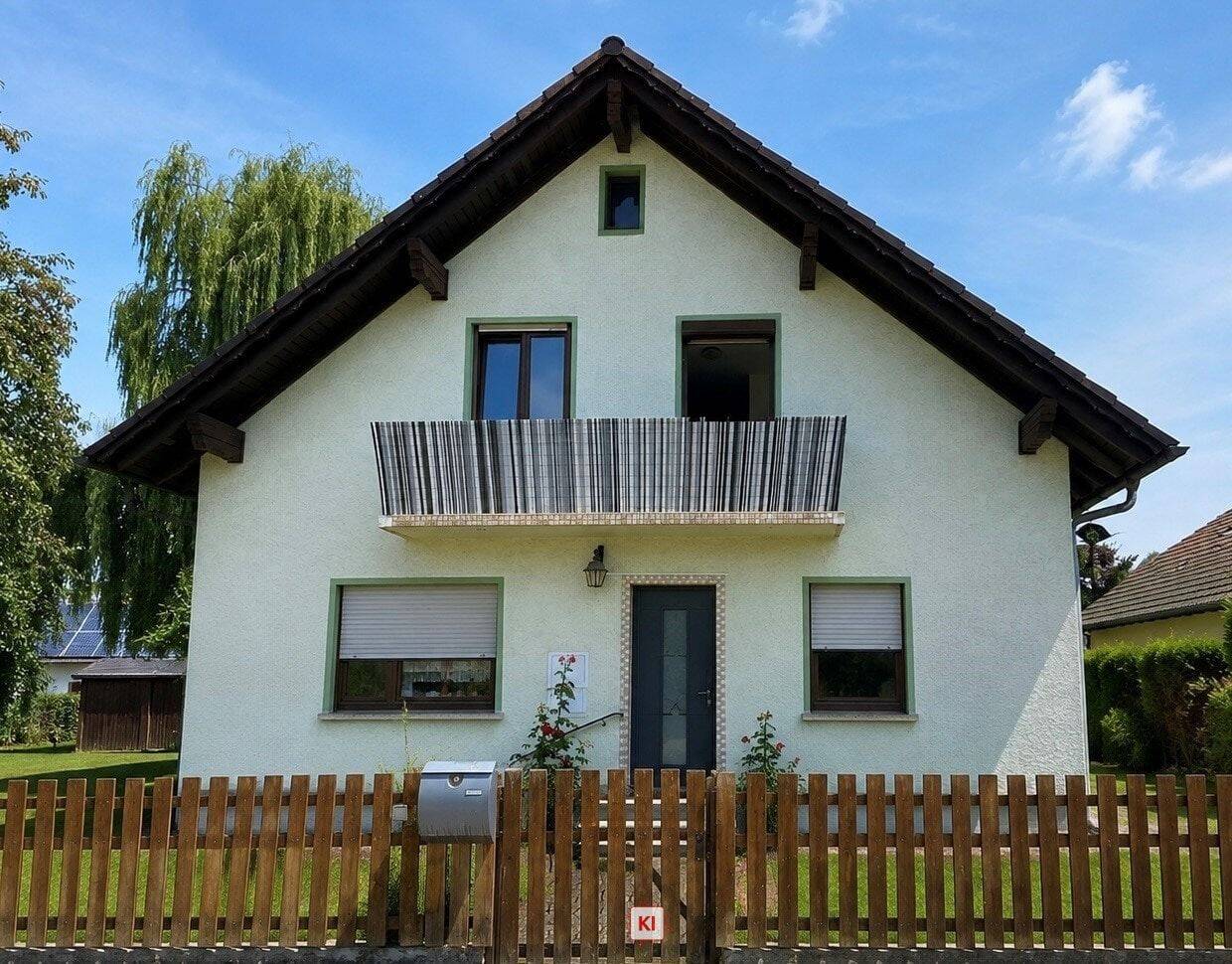 Gepflegtes Einfamilienhaus mit großem Grundstück und Nebengebäude in Wallerfing, 94574 Wallerfing