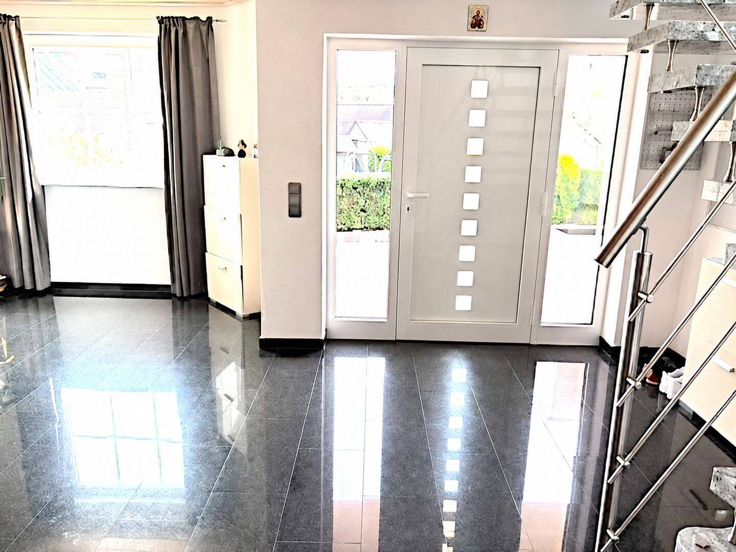 Freistehendes Einfamilienhaus mit 6 Zimmern, Garten und Garage in sehr guter, ruhiger Lage, 57548 Kirchen (Sieg)
