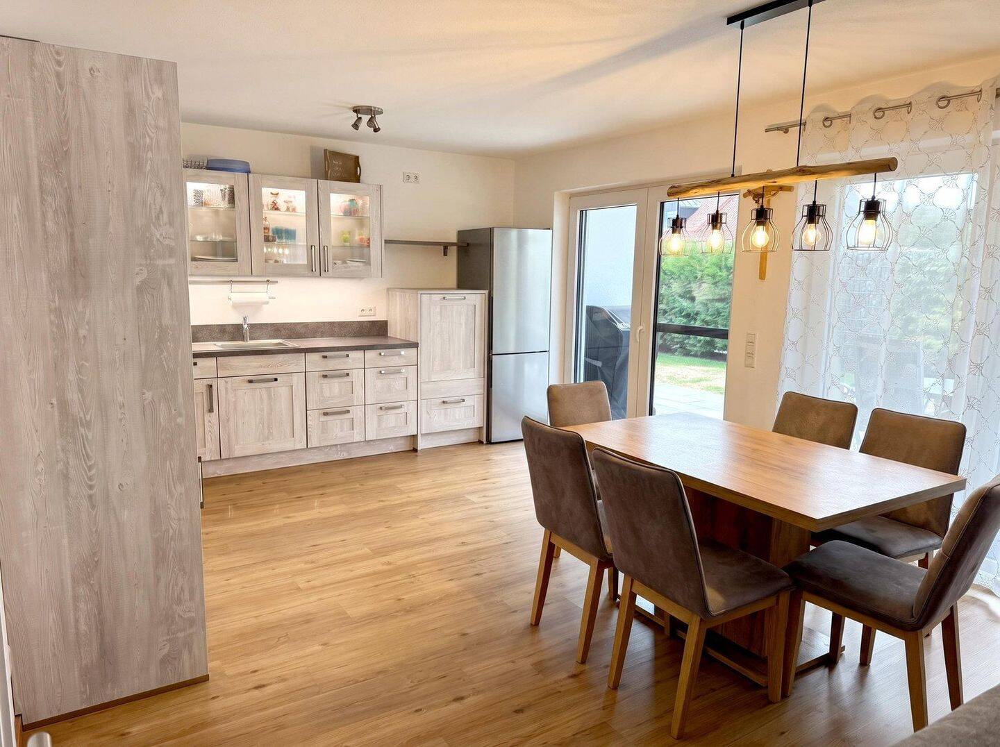 Wohnen und Arbeiten: 5-Zimmer-Erdgeschosswohnung mit Garten und 60 m² Büro/Hobbyraum im Keller, 87656 Germaringen