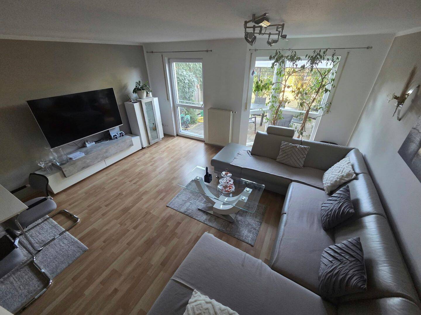 Gepflegtes Reihenhaus in Baiersdorf mit Garten, Terrasse, Garage, PKW-Stellplatz und direktem Zugang zur Parkanlage, 91083 Baiersdorf