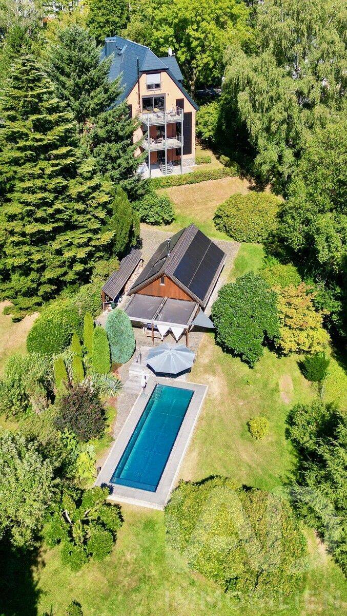 Exklusives Dreifamilienhaus auf 4330 qm Grundstück(Bauland) mit Pool, Sauna,neue Fenster,neues Dach
