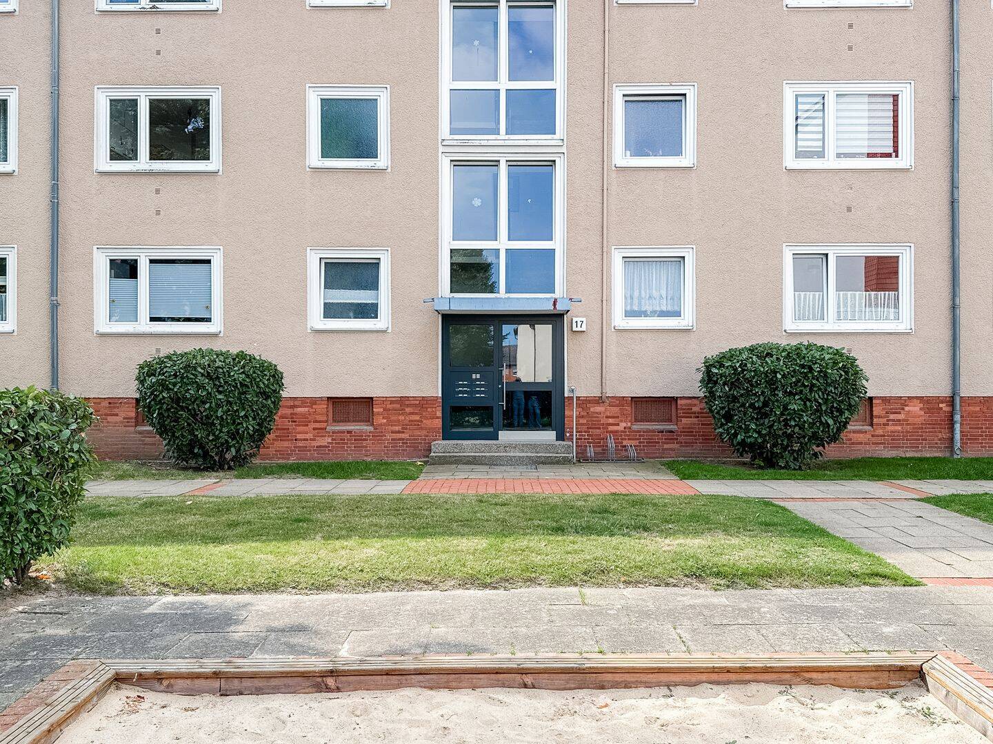 Sanierungsbedürftige 2-Zimmer-Wohnung mit Südbalkon auf Erbbaugrundstück, 30890 Barsinghausen