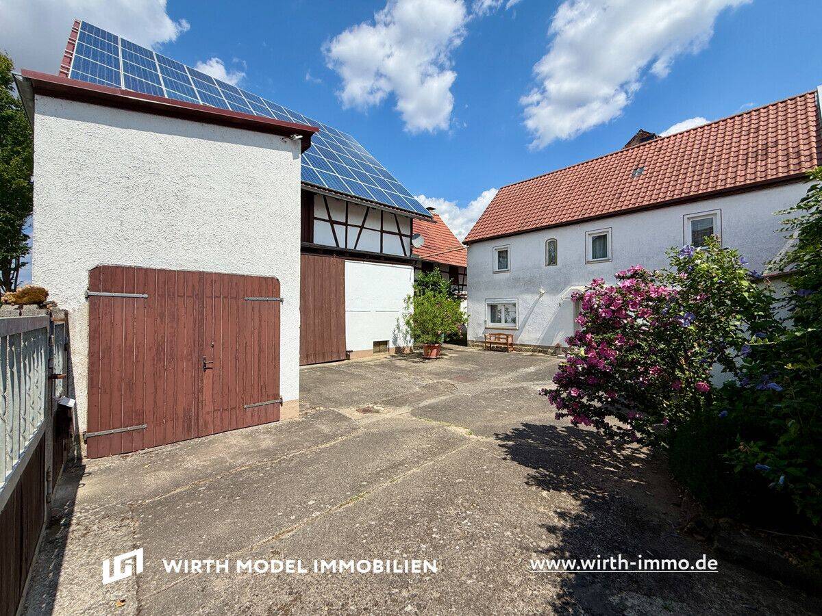 Wohnhaus mit Hoffläche und Nebengebäuden in Kronungen, 97490 Poppenhausen