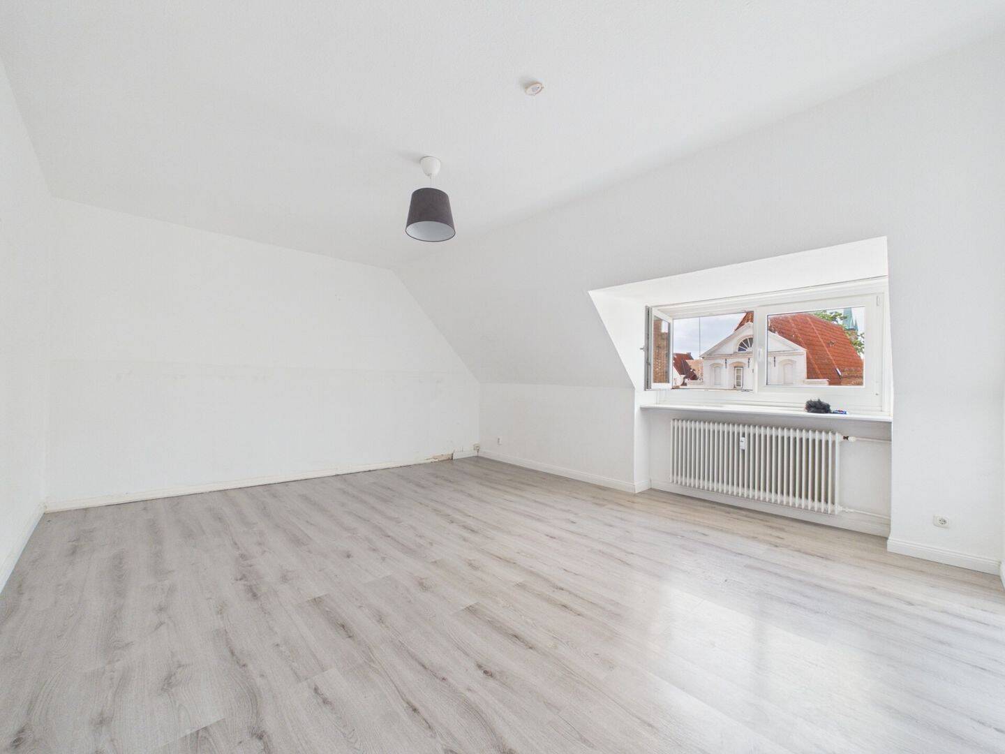 Innenstadt-Lage mit Komfort: gepflegte 2,5-Zimmer-Dachgeschosswohnung in Lübeck, 23552 Lübeck (Innenstadt)