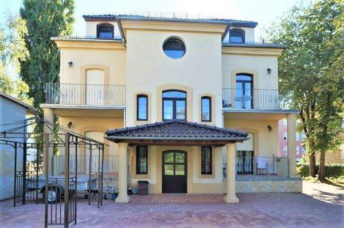 Luxuriös mit 3 Balkonen, großem Garten, Carport, kleiner Hausgemeinschaft: Wohnung in einer Villa sucht neue Familie!, 1237 Dresden
