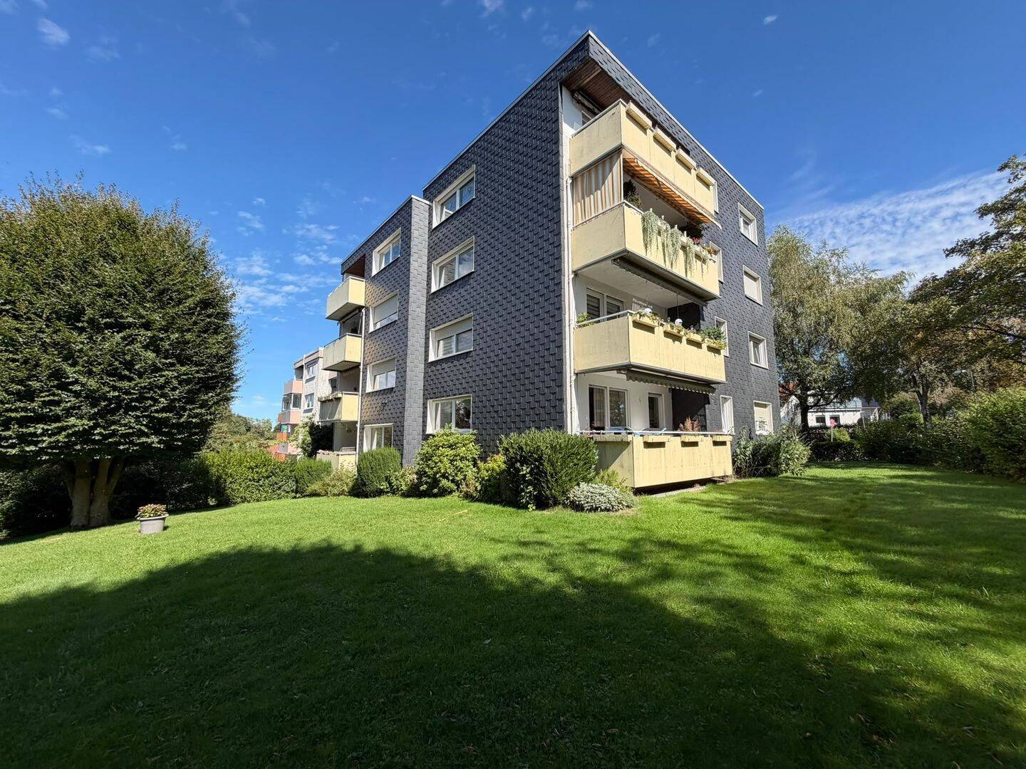 Top aufgeteilte 3-Zimmer-Wohnung (~85 m²) mit Balkon und wunderschönem Ausblick in Halver, 58553 Halver