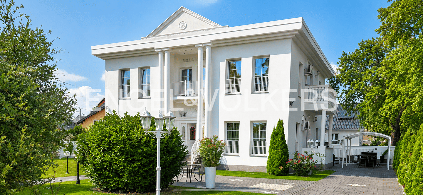 Exklusives Wohnen auf höchstem Niveau – Villa mit Pool und Doppelgarage-, 13591 Berlin (Spandau Falkenhagener Feld Kolonie Gartenbauverein Staaken Staaken)