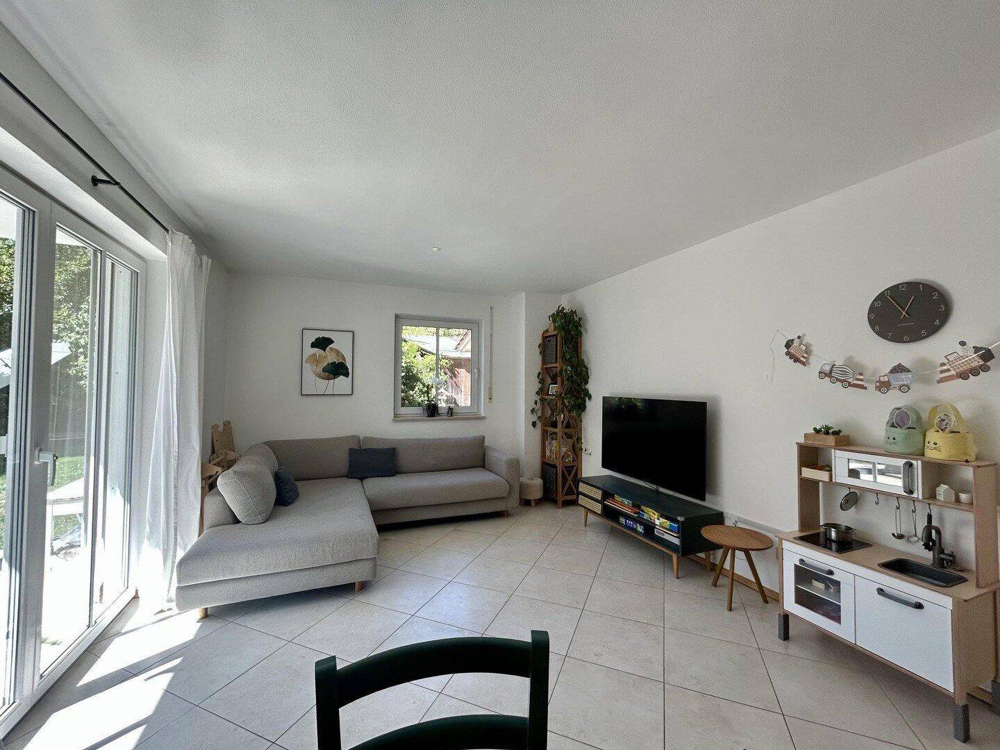Attraktive, gut geschnittene 4-Zi.-Erdgeschosswohnung mit großem Garten, 85567 Grafing b. München