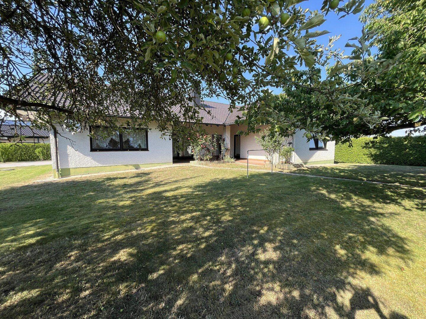 Großzügiger Bungalow auf 1.850 m² Grundstück mit Dreifachgarage – provisionsfrei in Markt Eichendorf, 94428 Eichendorf