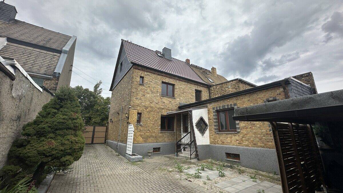 Doppelhaushälfte in Holzweißig mit Nebengebäuden, Pool und Ausbaureserve, 6808 Bitterfeld-Wolfen