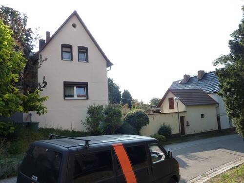 – Teilunterkellertes Einfamilienhaus mit Nebengebäuden –, 6667 Weißenfels