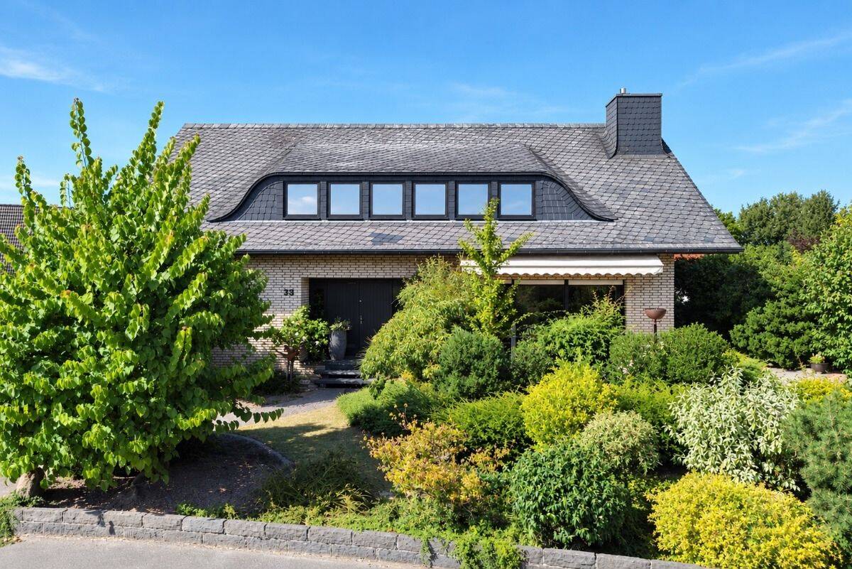 großzügiges Einfamilienhaus mit Garage und schönem  Garten in Salzkotten Oberntudorf, 33154 Salzkotten