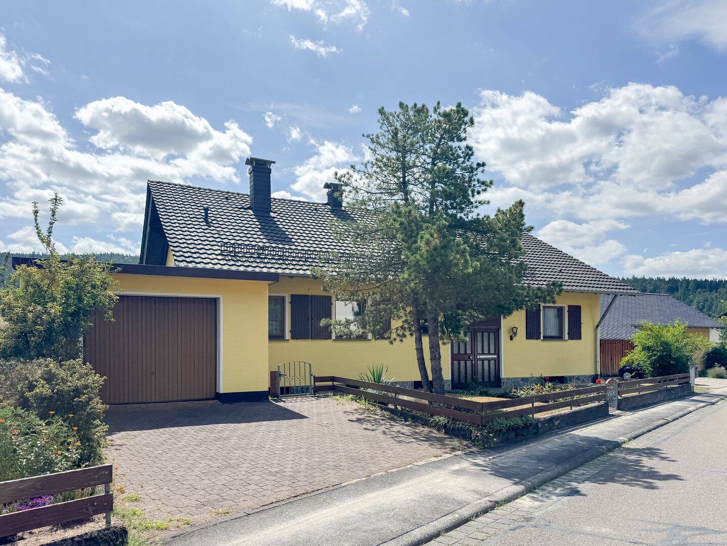 Mit Weitblick wohnen – gepflegtes Einfamilienhaus mit Einliegerwohnung und Ausbaureserve, 63931 Kirchzell