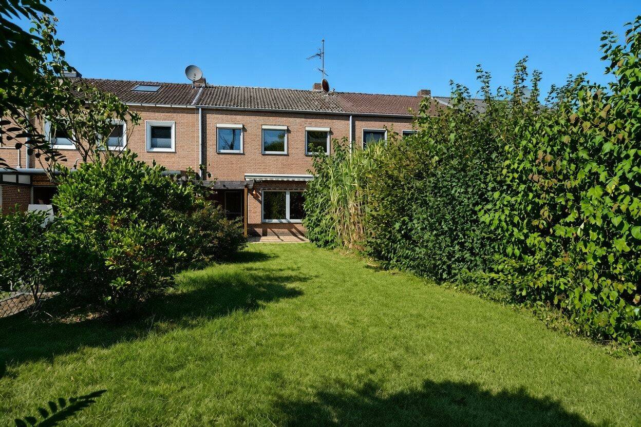 Reihenhaus mit schönem Garten – Sanierungsobjekt mit viel Potenzial in Neuss- Weckhoven!, 41466 Neuss