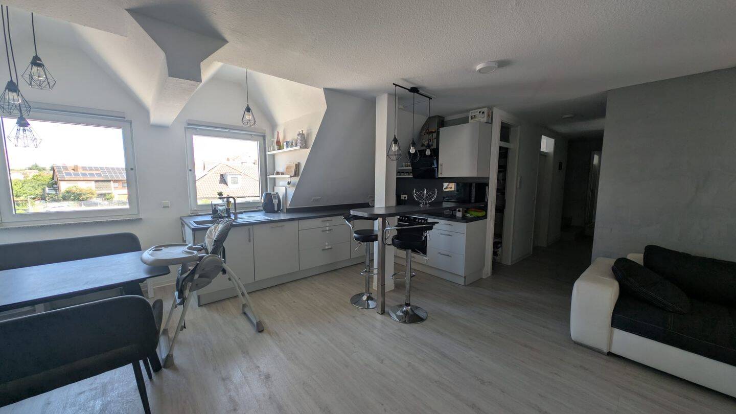 Schöne klimatisierte  4-Zimmer-DG-Wohnung in Oedheim, EB-Küche,  TG Plat, 74229 Oedheim