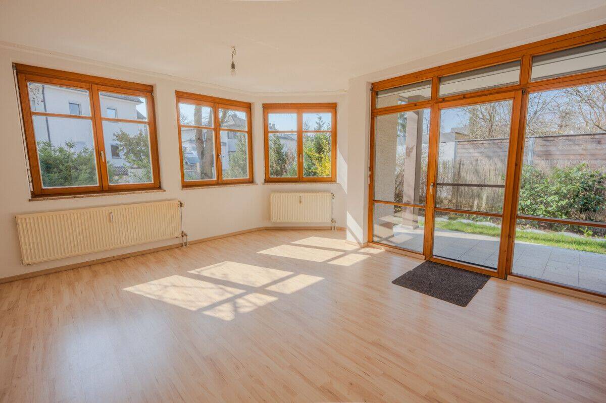 Großzügige 2-Zimmer-Wohnung mit traumhaftem Garten inkl. Garage in Toplage von Schwabach, 91126 Schwabach