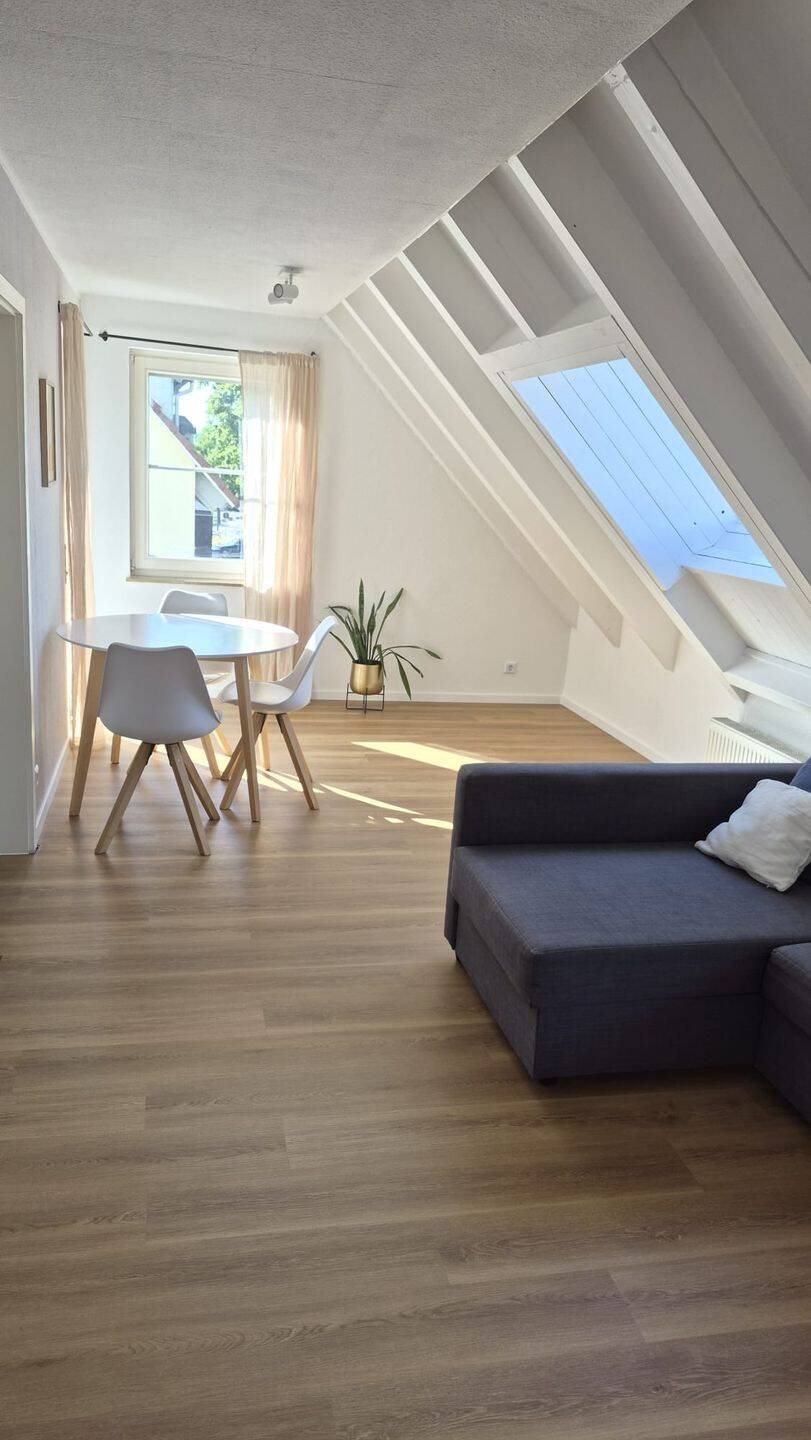 Helle, gepflegte 2-Zimmer-Wohnung mit Balkon in Weinstadt-Beutelsbach, 71384 Weinstadt