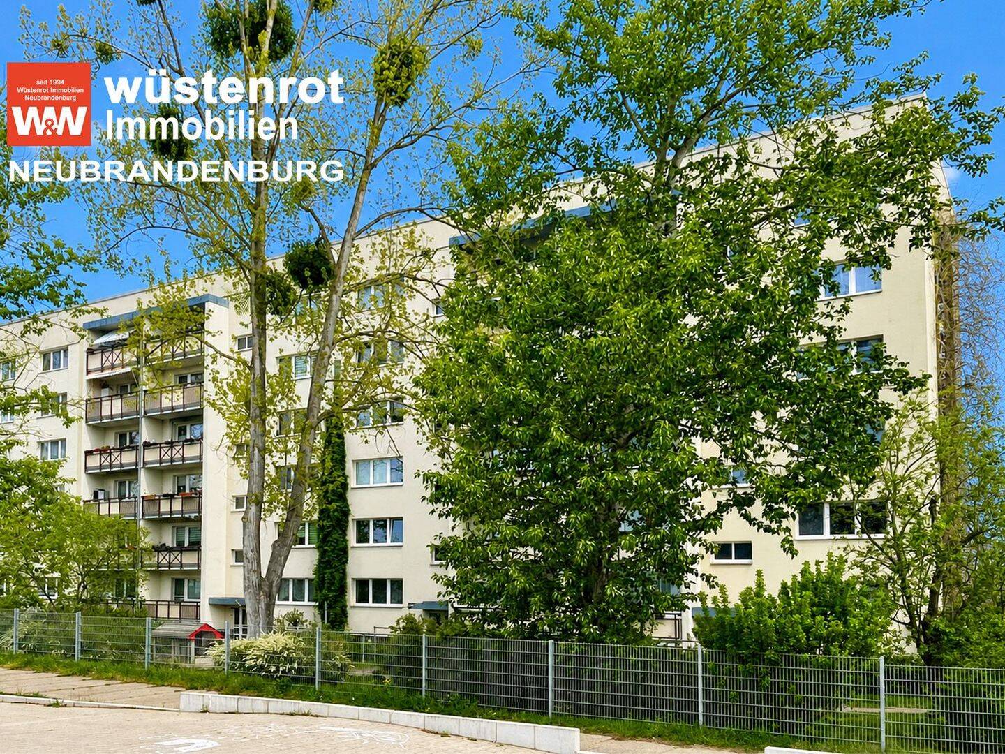 MIT EINBAUKÜCHE UND SCHÖNE LAGE IM SÜDEN VON NB: 4-RAUM-WOHNUNG MIT GROSSEM BALKON UND KELLERRAUM, 17033 Neubrandenburg